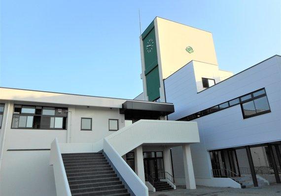 緑と白を基調とした欧風的でモダンなデザインの小野南中学校の外観の写真