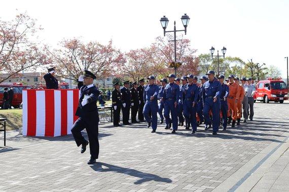 消防大会で兵庫県防災監が道路を行進している様子の写真