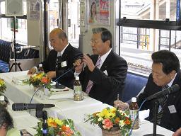 JR加古川線の電車内で開催された東播・北播・淡路市長会で市長が発言している写真