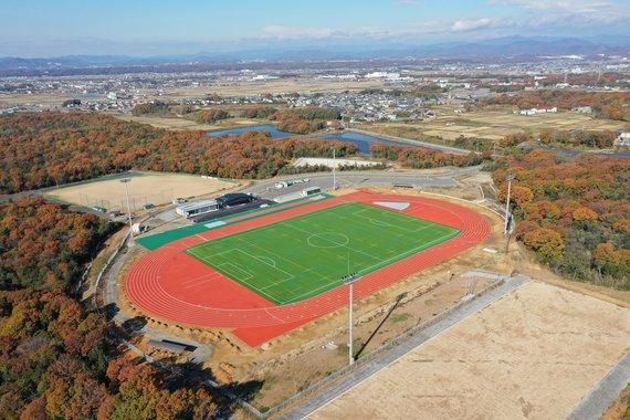 小野希望の丘陸上競技場とその周辺を上空から撮影した写真