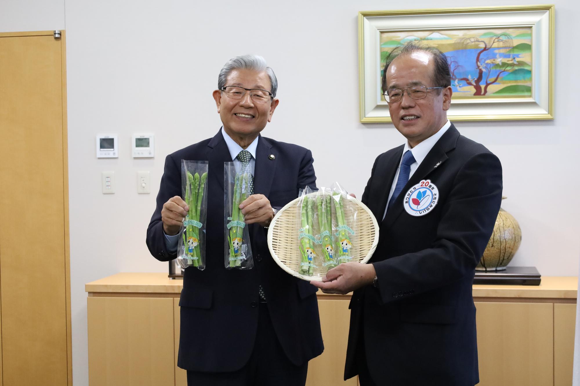JA兵庫みらいから寄贈されたアスパラガスを持ち記念撮影する小野市長とJA組合長