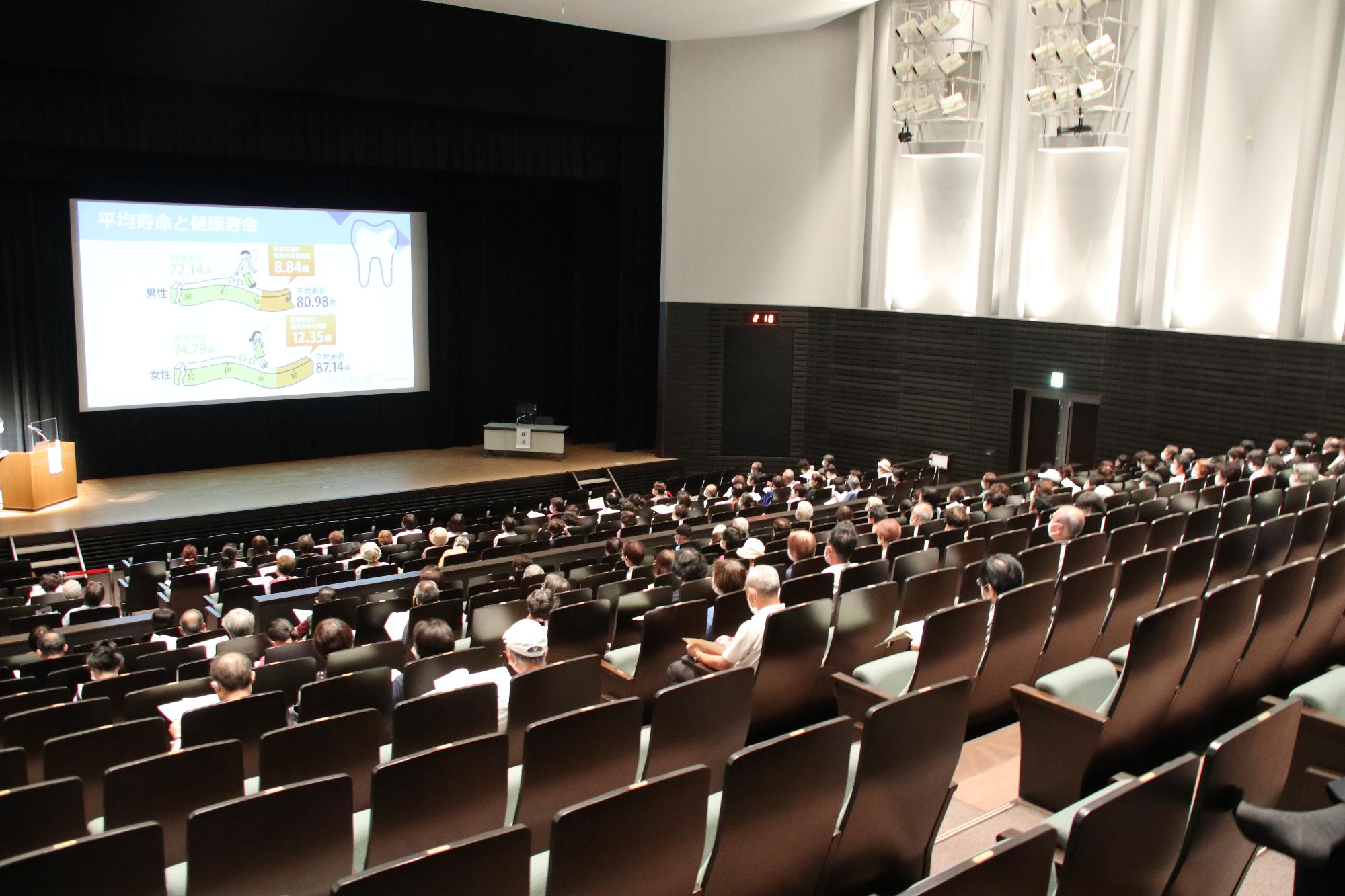 エクラホールにおいて開催された兵庫県健康大学講座を受ける受講生の写真