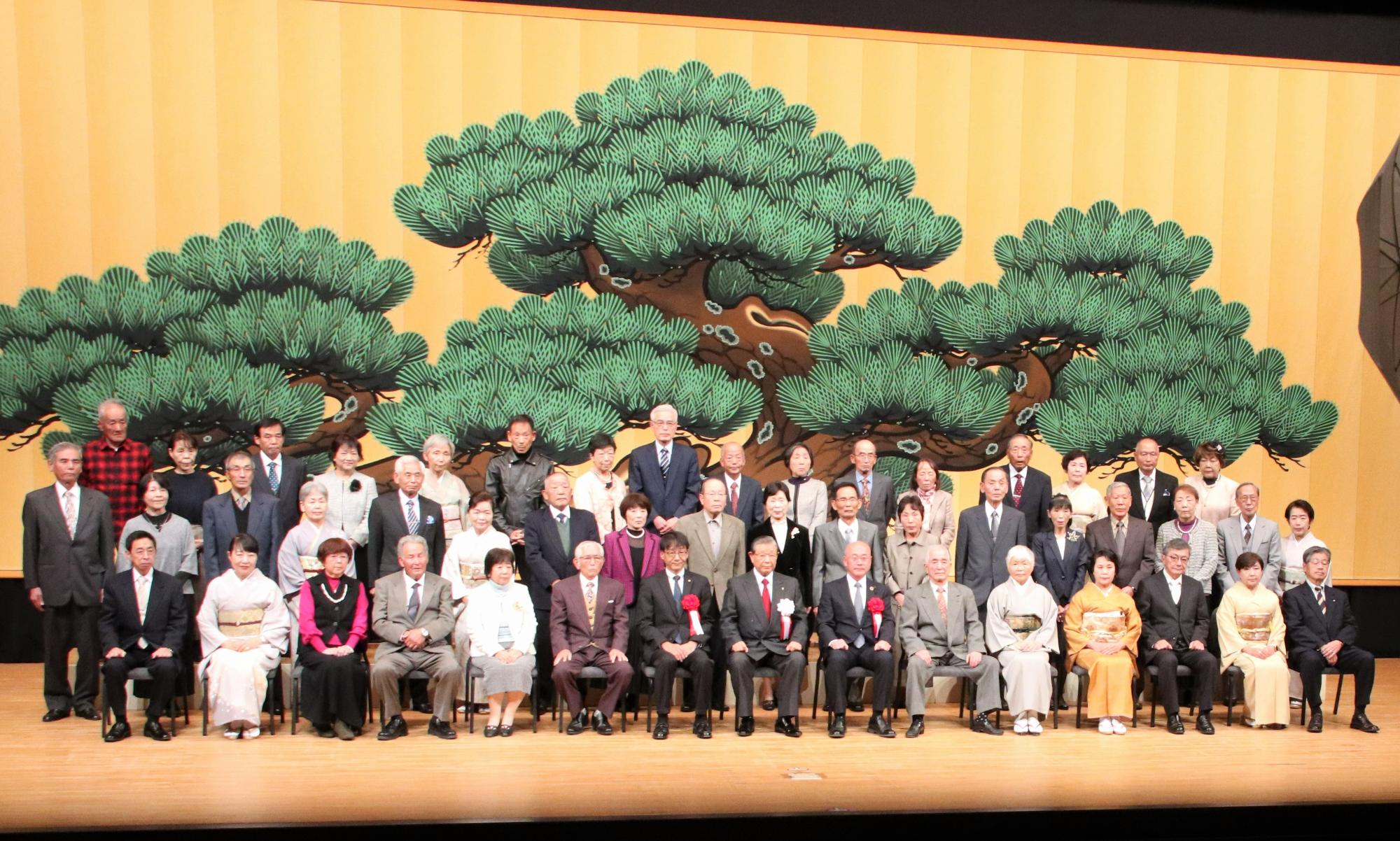金婚夫婦を祝う集いにおける集合写真