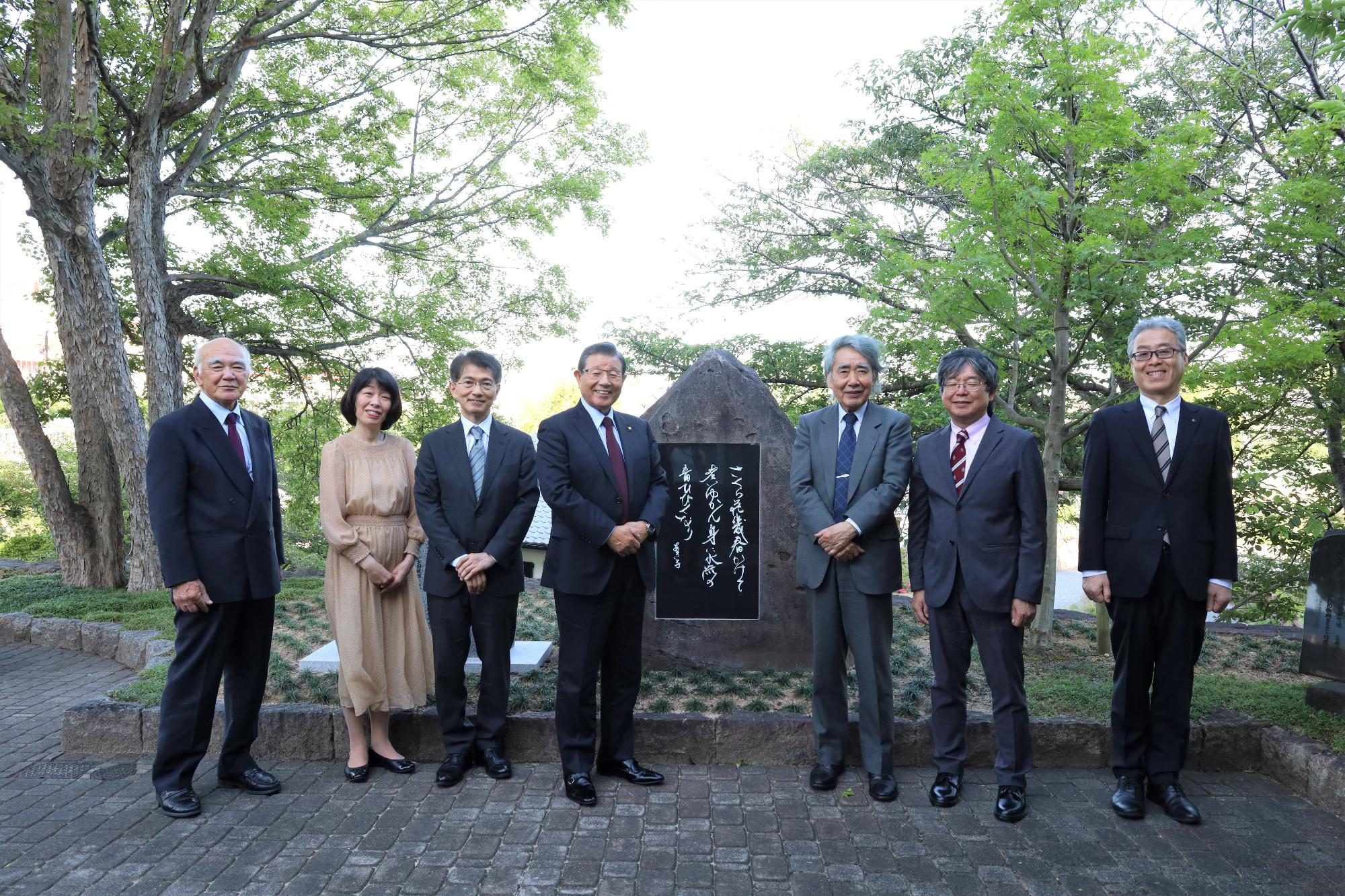 小野市名誉市民になられた馬場先生の歌碑（好古館に建立）の前での集合記念写真