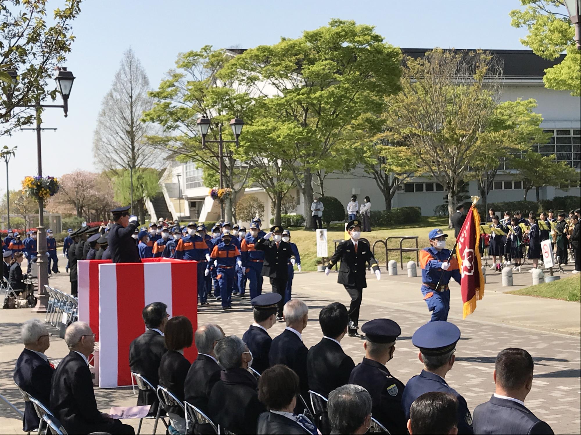 小野市消防大会における消防団の分列行進