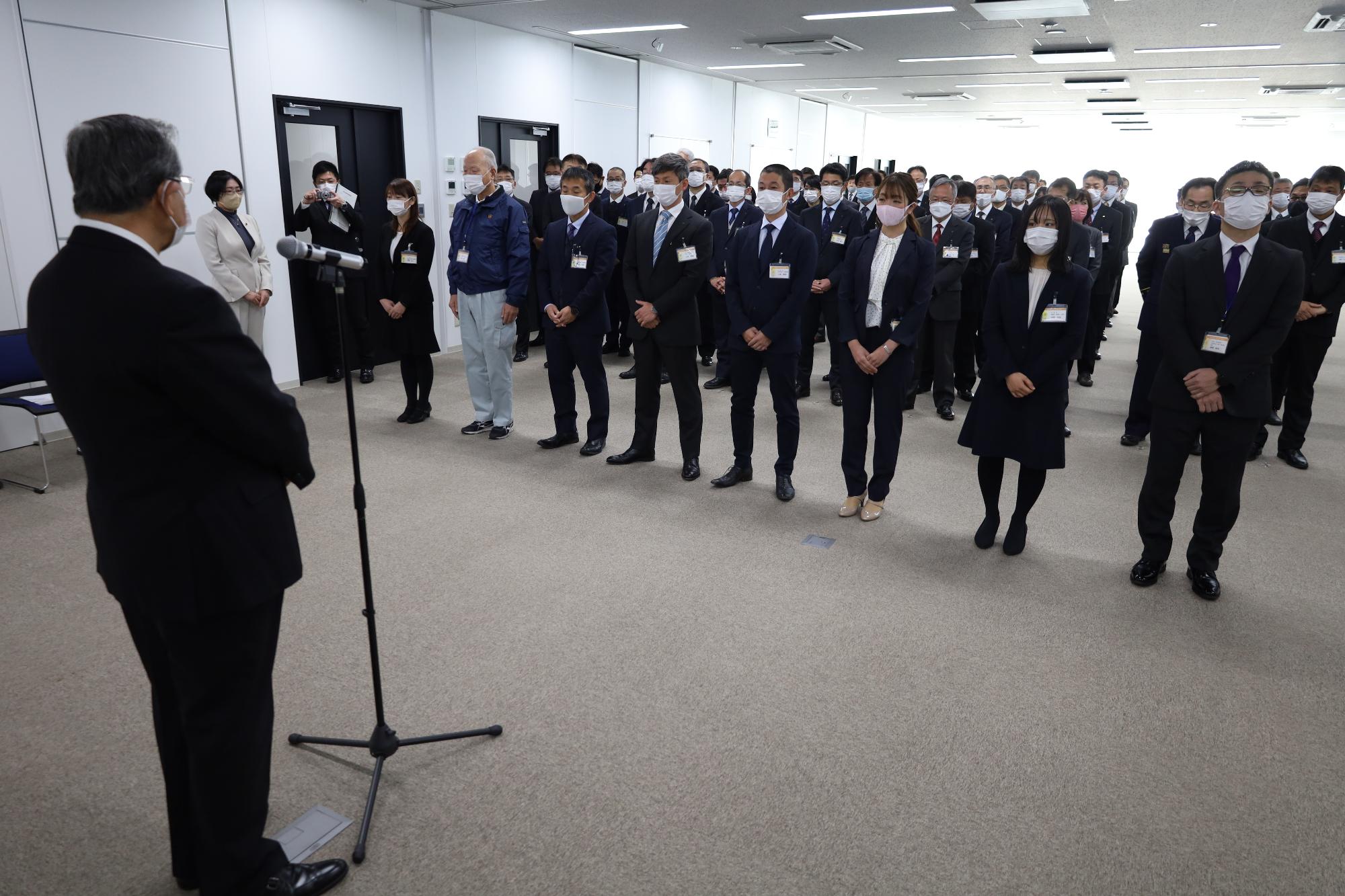 仕事始め式で市長が職員へ向けて訓示をする画像