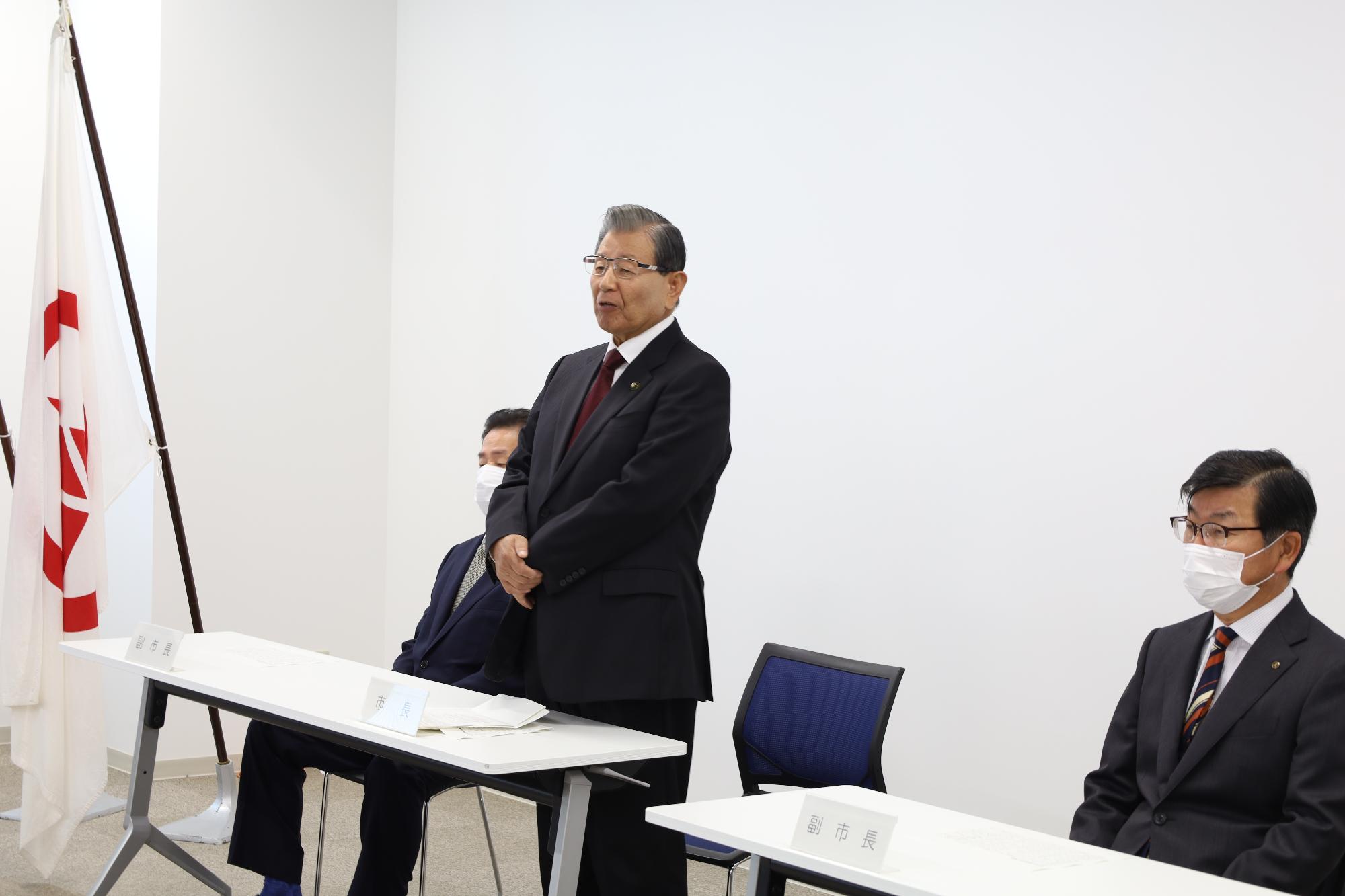 新規採用職員辞令交付式における市長訓示の様子