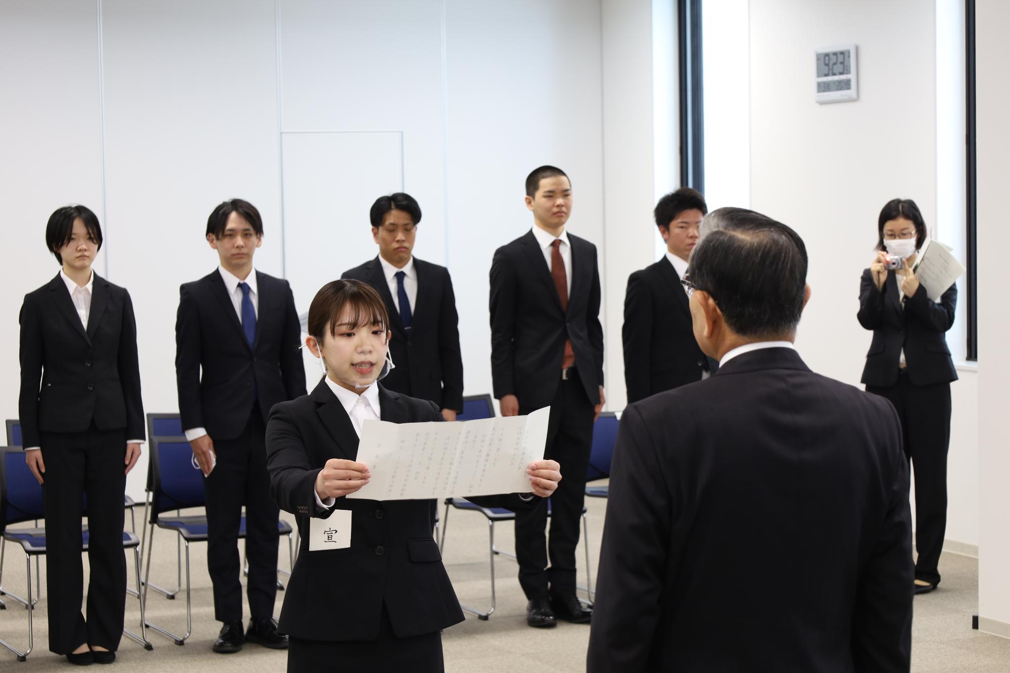 新規採用職員辞令交付式における服務の宣誓の様子