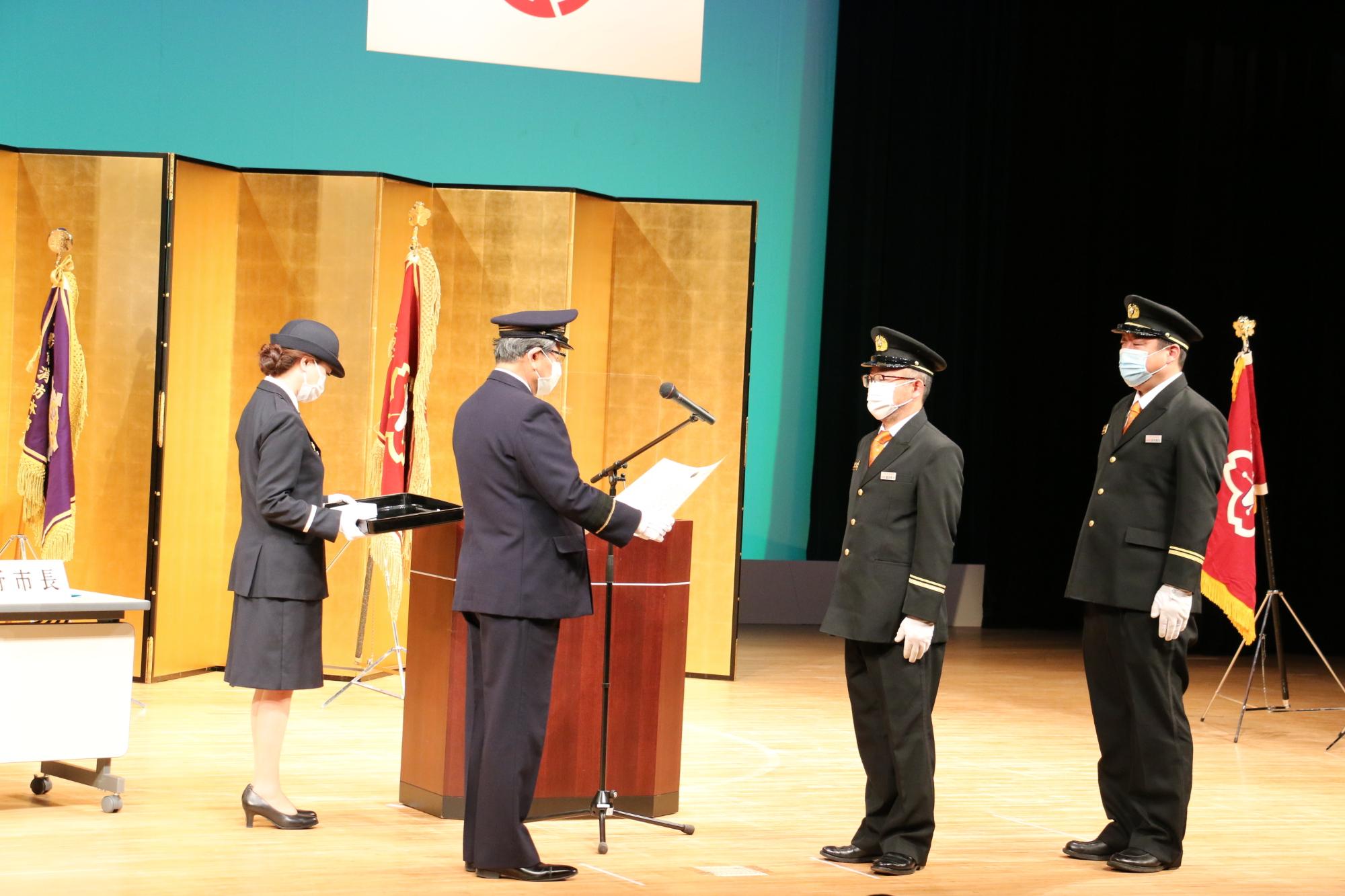 令和4年度小野市消防大会で市長が永年勤続表彰を行う風景写真