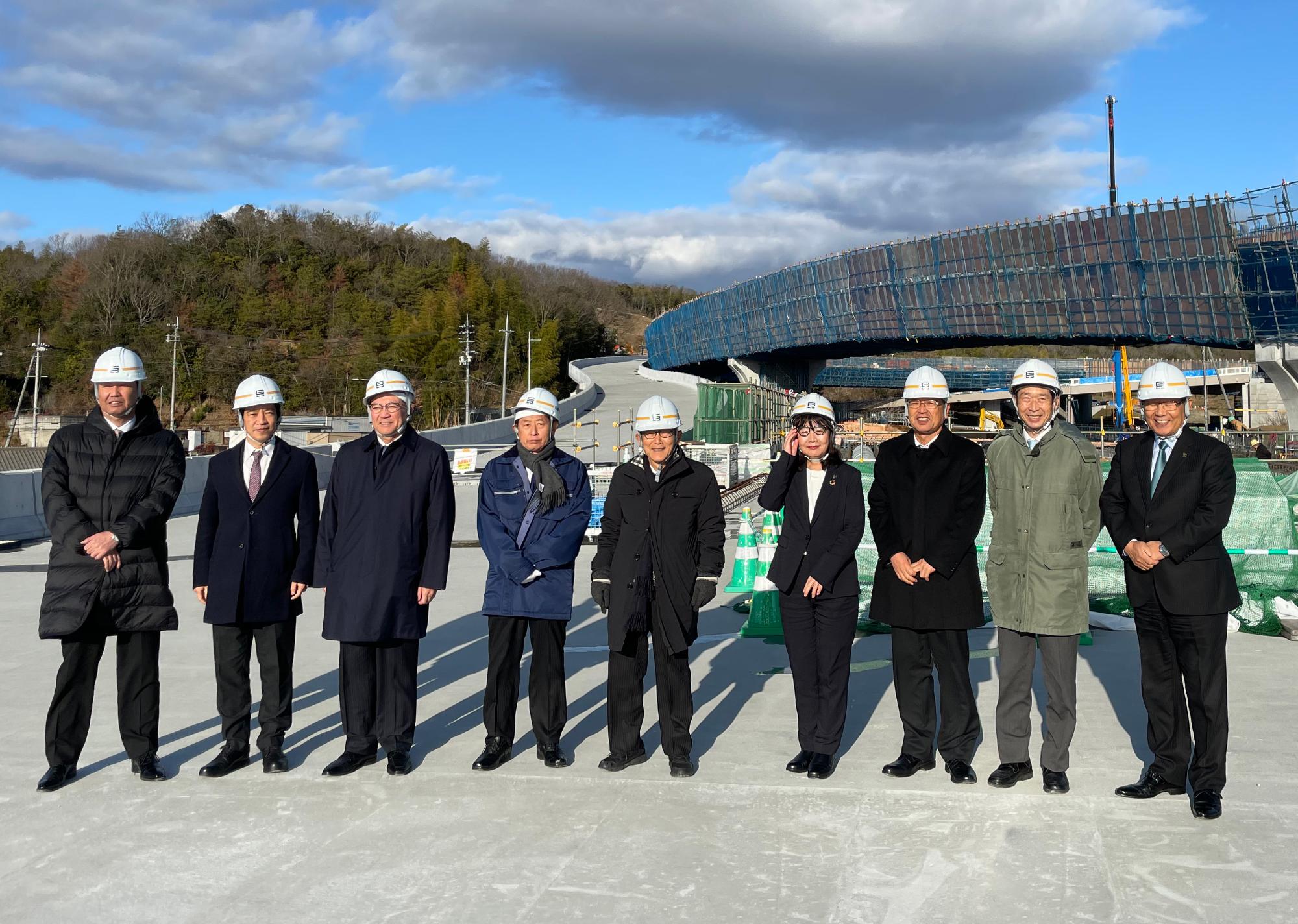 東播北播淡路市長会の視察地の東播磨道国道175号ランプでの集合写真