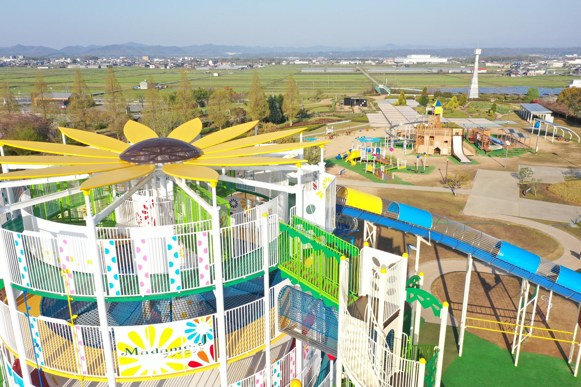 ひまわりの丘公園、巨大遊具がメインとなる風景写真