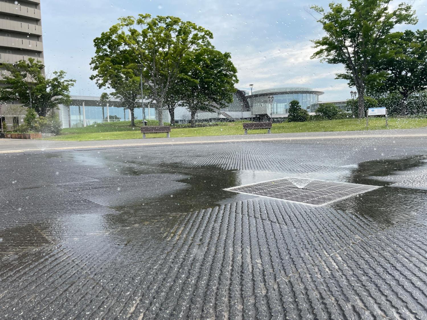 公園内の石畳の中心にある、ミスト運転のアクア・サークル