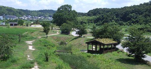 山の景色に馴染むような設計の山田の里公園全景の写真