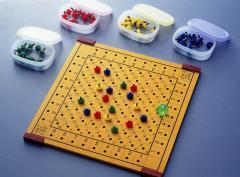 木製の四角いプレートに数字とマス目が描かれていて、4色の珠が配置されている様子のたしざん・九九計算はさみゲームの写真