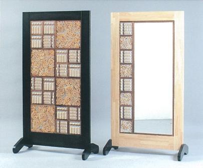 格子状に算盤の珠が配置された面と細やかな細工が施された面が交互に設置されている黒枠と木目の枠の2種類のスクリーンの写真