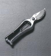 湾曲したストッパー付きの持ち手で、収納された刃先がペリカンのくちばしのような形をしている本鍛造積層鋼剪定鋏の写真