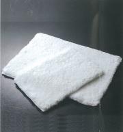 白色の毛先の長いふわふわとした生地を使った長方形の「エスタルトシャギー」バスマット2枚の写真