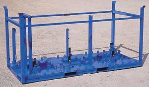 青いフレームで構成され、製品の大きさに応じて対応できるように様々な治具が付属している様子の製品運搬補助機器（パレット）の写真