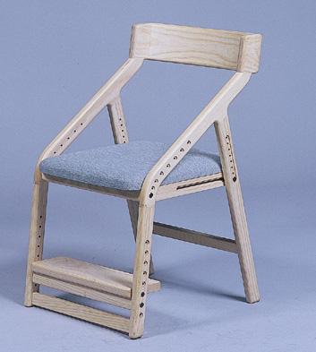 やわらかい木目の木材で足にいくつも小さな穴が空いていて足置きの高さを調整できるようになっている学習椅子の写真