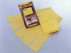 金太郎・黄色いカラスのパッケージ袋の下に中身の黄色く長いテープ5本が扇状に広げられている写真