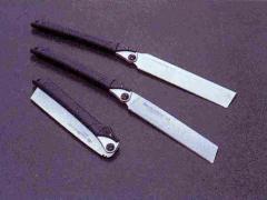 黒い持ち手に、シルバーの刃が装着されたシルキーウッドボーイ2本と折りたたまれているシルキーウッドボーイ1本の写真