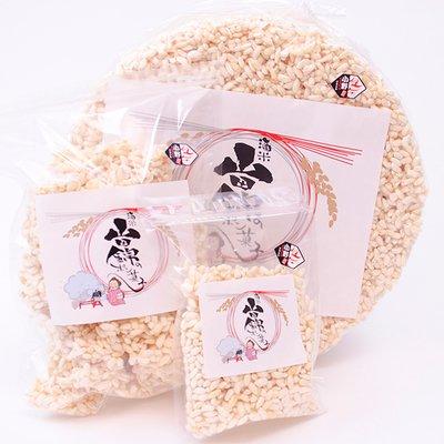 色々なサイズでパッケージされた米粒状の桜色のポン菓子写真