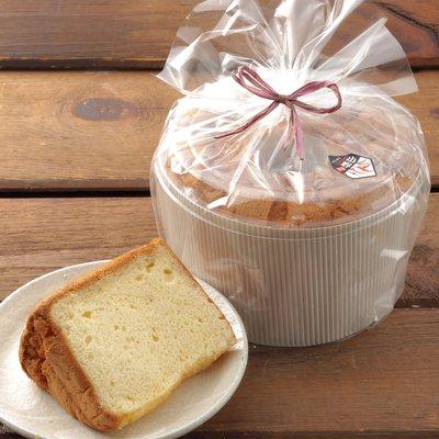 お皿に載った一片のシフォンケーキの写真