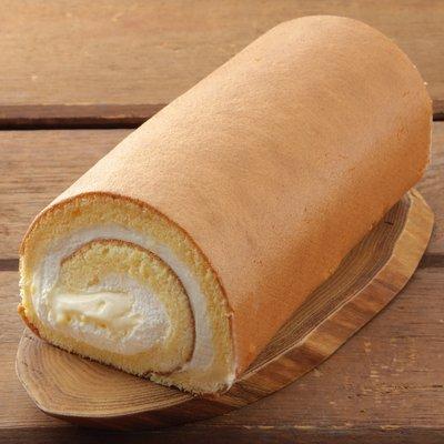 クリームたっぷりで柔らかそうなロールケーキの写真