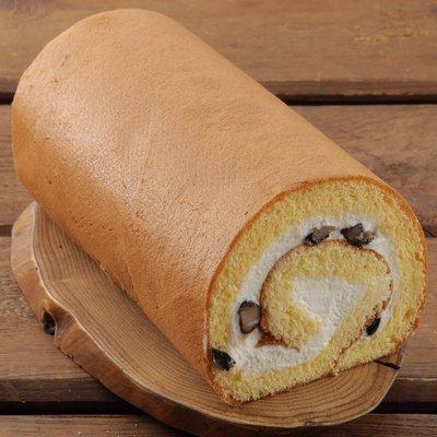 クリームに丹波の黒豆が練り込まれたロールケーキの写真
