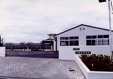 小野特別支援学校の白い校舎が見えるエントランスの写真