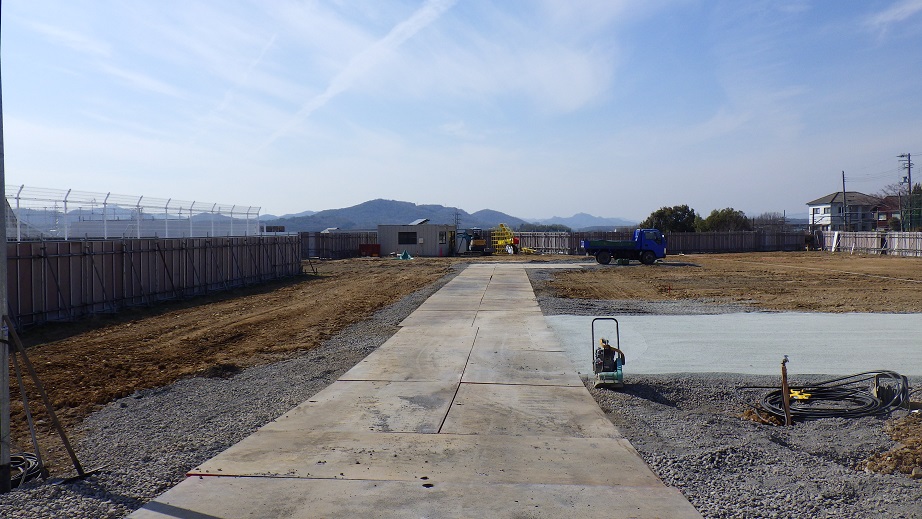 （小野小学校3階から撮影）解体工事が完了し更地になっています。