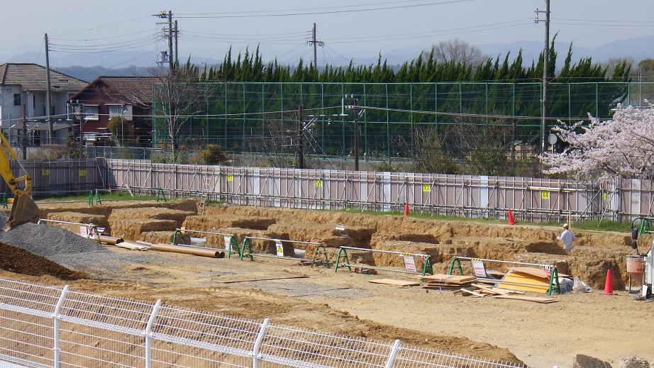 地盤改良が終わり、基礎工事に着手しています。