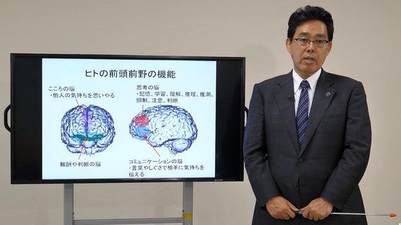 スクリーンを使い脳の各機能について解説する川島教授の写真