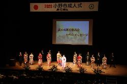 成人式実行委員が舞台上に並んでいる様子