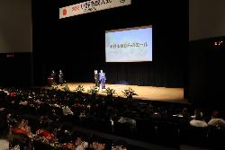 市長から新成人へエールを送っている様子