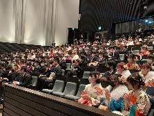 恩師のビデオレターを見る観客席の様子