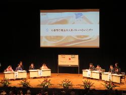 ２チームに分かれてクイズをしている様子