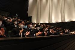 クイズの回答に拍手を送る観客席