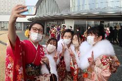 広場で旧友と写真を撮る新成人