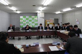 定例記者懇談会に出席する実行委員の写真