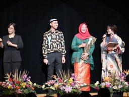 笑顔で挨拶をするインドネシア人実行委員2人の写真