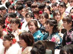 笑顔で成人式に参加する新成人の写真