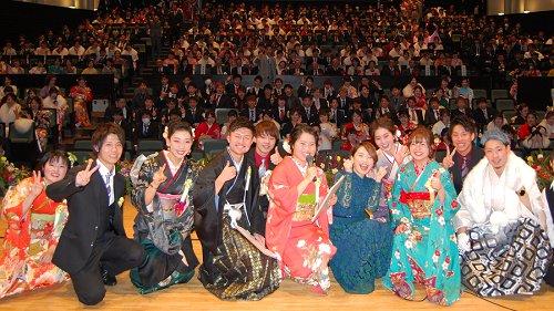 ステージの上で晴れ着の着物やスーツに身を包んでいる2019年小野市の新成人たちの写真