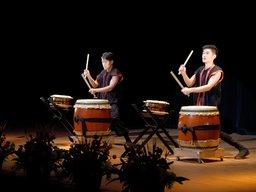 和太鼓を演奏する新成人の写真