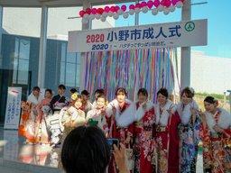 記念撮影をする新成人の写真