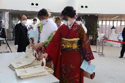 成人式受付中の写真