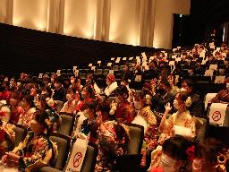 成人式クイズ大会に参加する新成人の写真