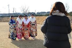 記念写真を撮影する新成人の写真