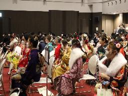成人式に参加する新成人の写真