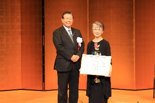 市長と詩歌文学賞受賞者が記念撮影をしている様子（第2部）